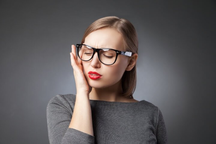 生理のとき黒っぽい血が出るのは病気?経血の色が変化する原因について