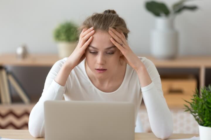 PMSってなぜ起きる?どの程度なら病院に行くべき?病院では吹き出物&むくみ対策もあります